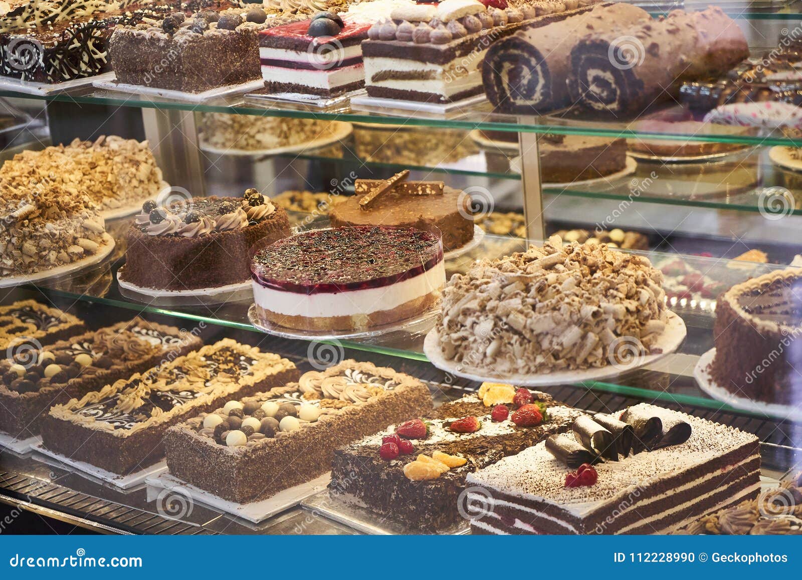 Differents Types De Gateaux Dans La Boutique De Patisserie Photo Stock Image Du Gourmet Fond Differents Types De Gateaux Dans La Boutique De Patisserie Photo Stock Image Du Gourmet Fond