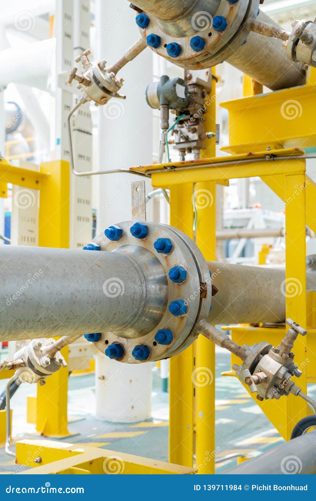 differential pressure meter with orifice plate for measure crude oil flowing inside pipeline by different pressure method
