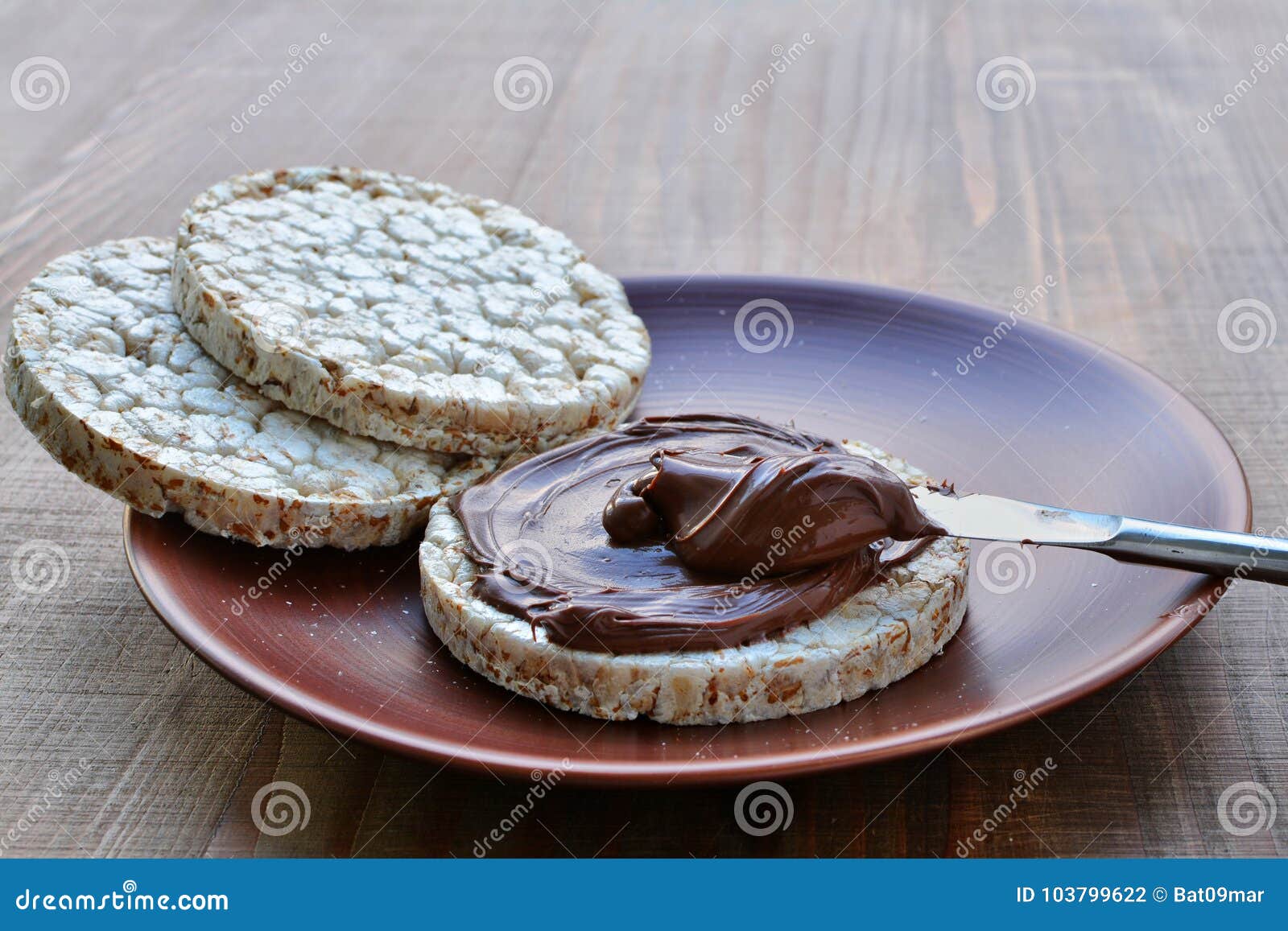 Diffusion De Chocolat Sur Le Gateau De Riz Souffle Photo Stock Image Du Cereale Couteau Diffusion De Chocolat Sur Le Gateau De Riz Souffle Photo Stock Image Du Cereale Couteau