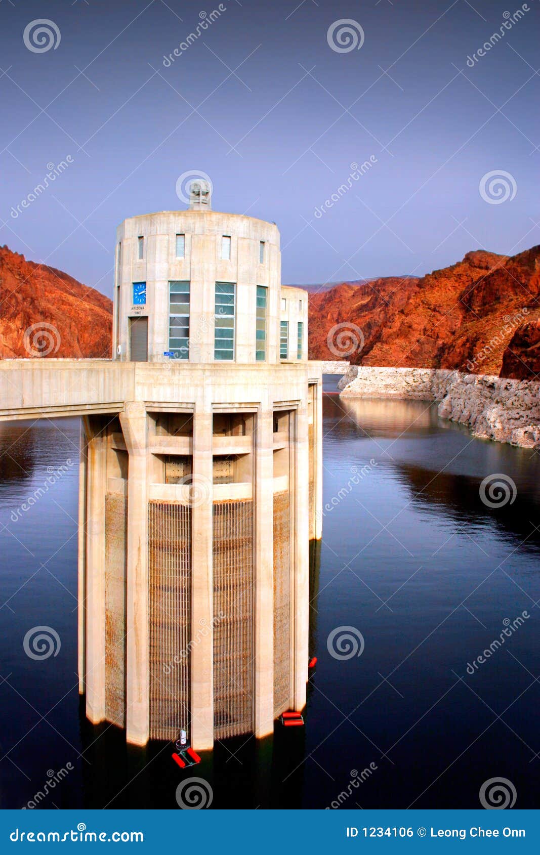 Aumentando più di 700 piedi sopra le acque infuriantesi del fiume di colorado, è stata chiamata uno di più grandi impianti di ingegneria nella storia. La diga di Hoover, costruita durante la Grande Depressione, ha dissipato gli uomini disperati per lavoro ad un canyon a distanza e robusto vicino a Las Vegas. Là hanno lottato contro il calore brutale, la polvere di soffocamento e le altezze pericolose per costruire un colosso di calcestruzzo che ha portato l'elettricità e l'acqua a milioni, trasformante il sud-ovest americano.