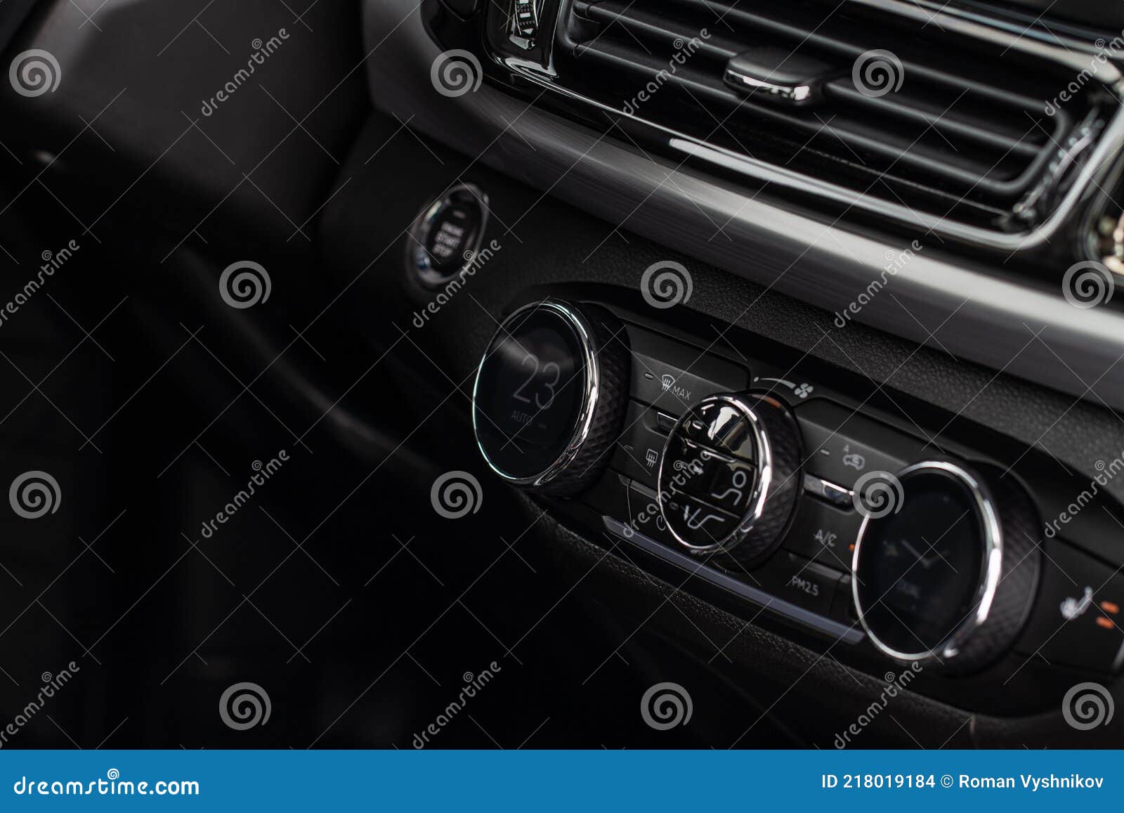 Digitales Schalttafel Kabine Klimaanlage Armaturenbrett. Moderne Auto- Innenausstattung Tasten in Einem Auto Nahaufnahme. Stockfoto - Bild von  bequemlichkeit, schwarzes: 218019184