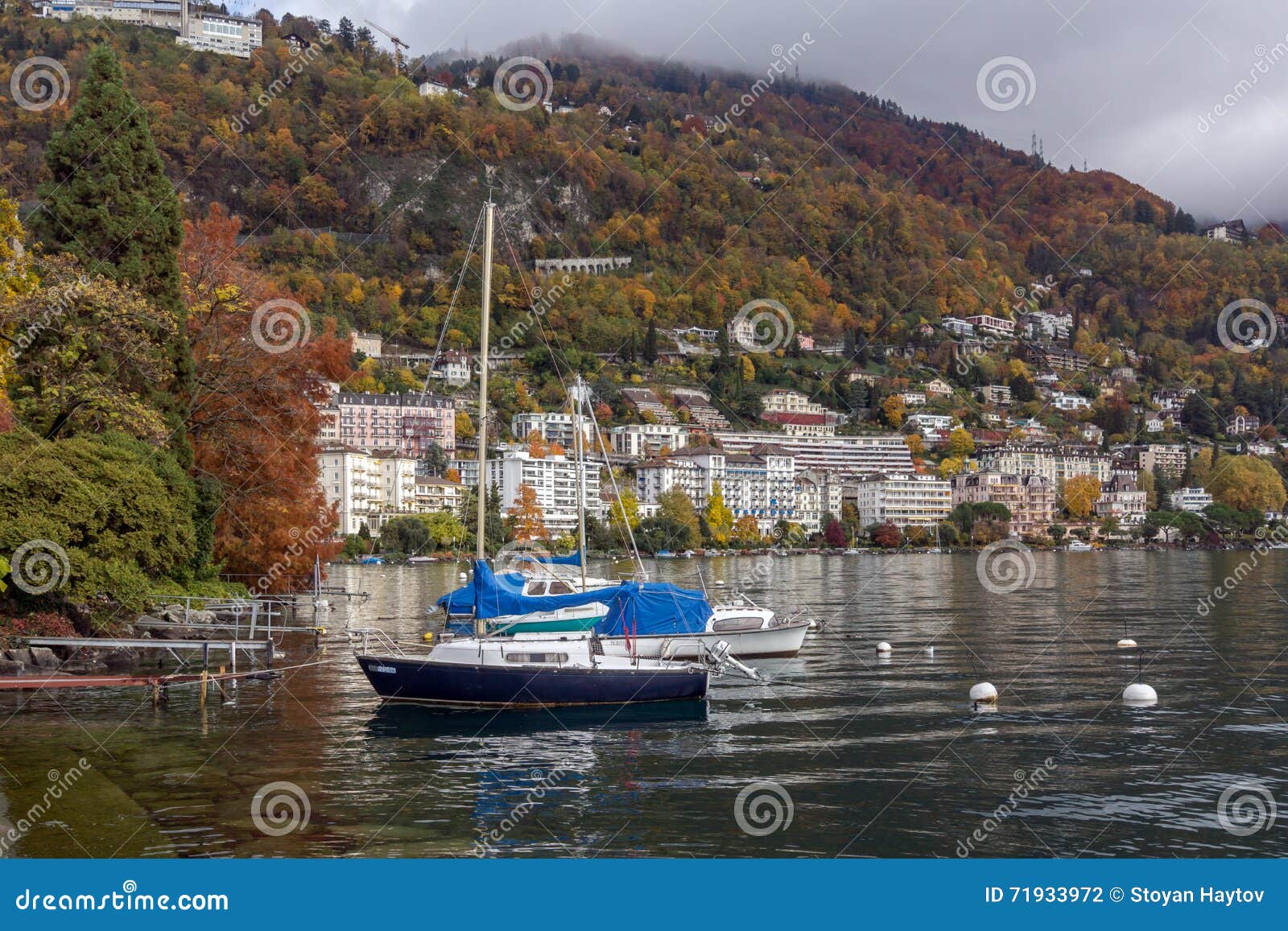 Dijk van Montreux en Alpen, Zwitserland. Dijk van Montreux en Alpen, kanton van Vaud, Zwitserland