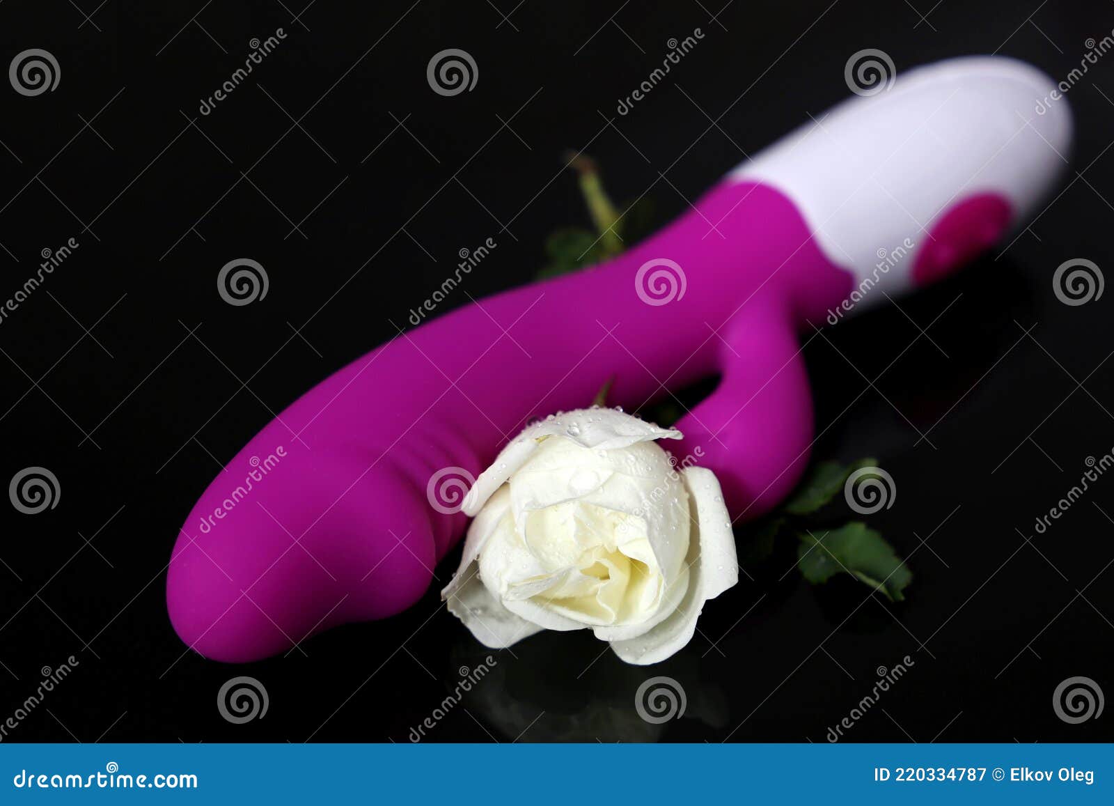 Dildo I Mokra Biała Róża Na Czarnym Tle Obraz Stock - Obraz złożonej z  sztuka, glassblower: 220334787