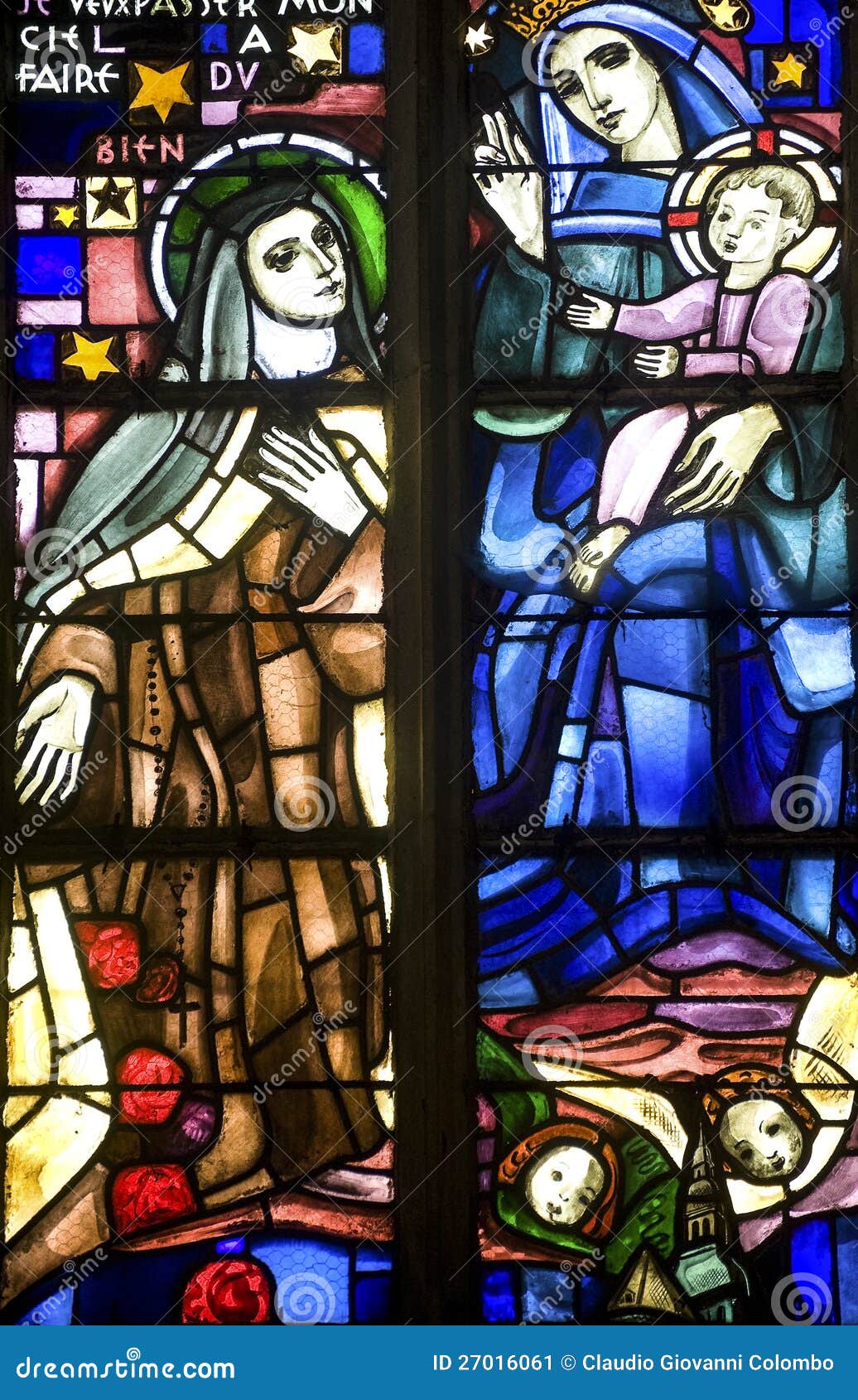 Dinan (棚d'Armor，布里坦尼，法国) -圣徒Saveur教会的内部，哥特式样式的： 彩色玻璃
