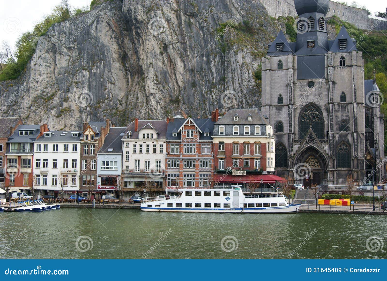 La piccola città di Dinant con la cittadella in Vallonia, Belgio