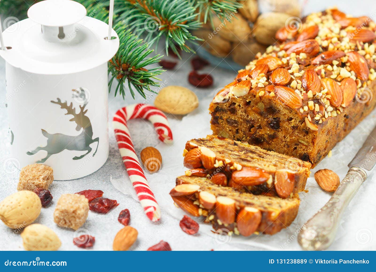 Dingue Gateau Traditionnel De Noel Avec Des Amandes Canneberges Seches Cannelle Cardamome Image Stock Image Du Diner Noix Dingue Gateau Traditionnel De Noel Avec Des Amandes Canneberges Seches Cannelle Cardamome Image Stock Image Du Diner Noix
