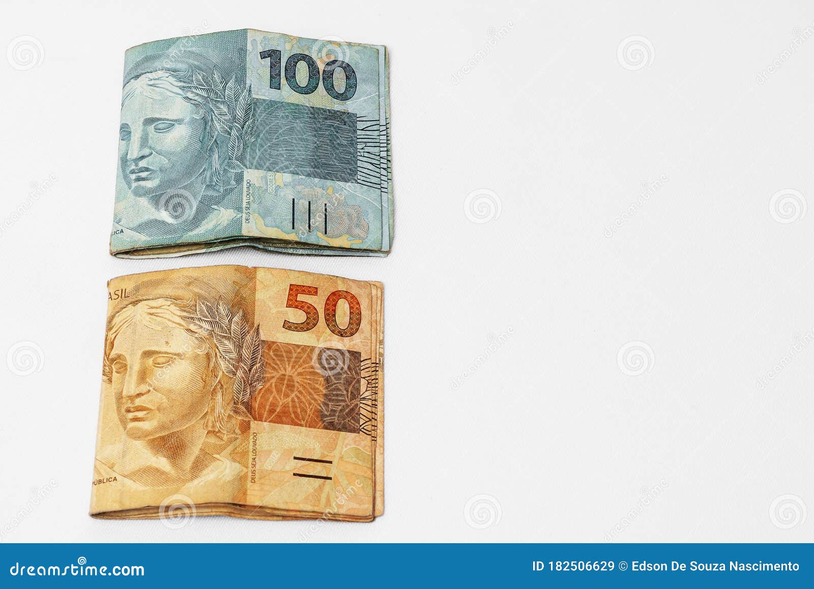 Dinheiro do Brasil, notas de Real, moeda brasileira. Na foto, diversas  cédulas espalhadas Stock Photo - Alamy