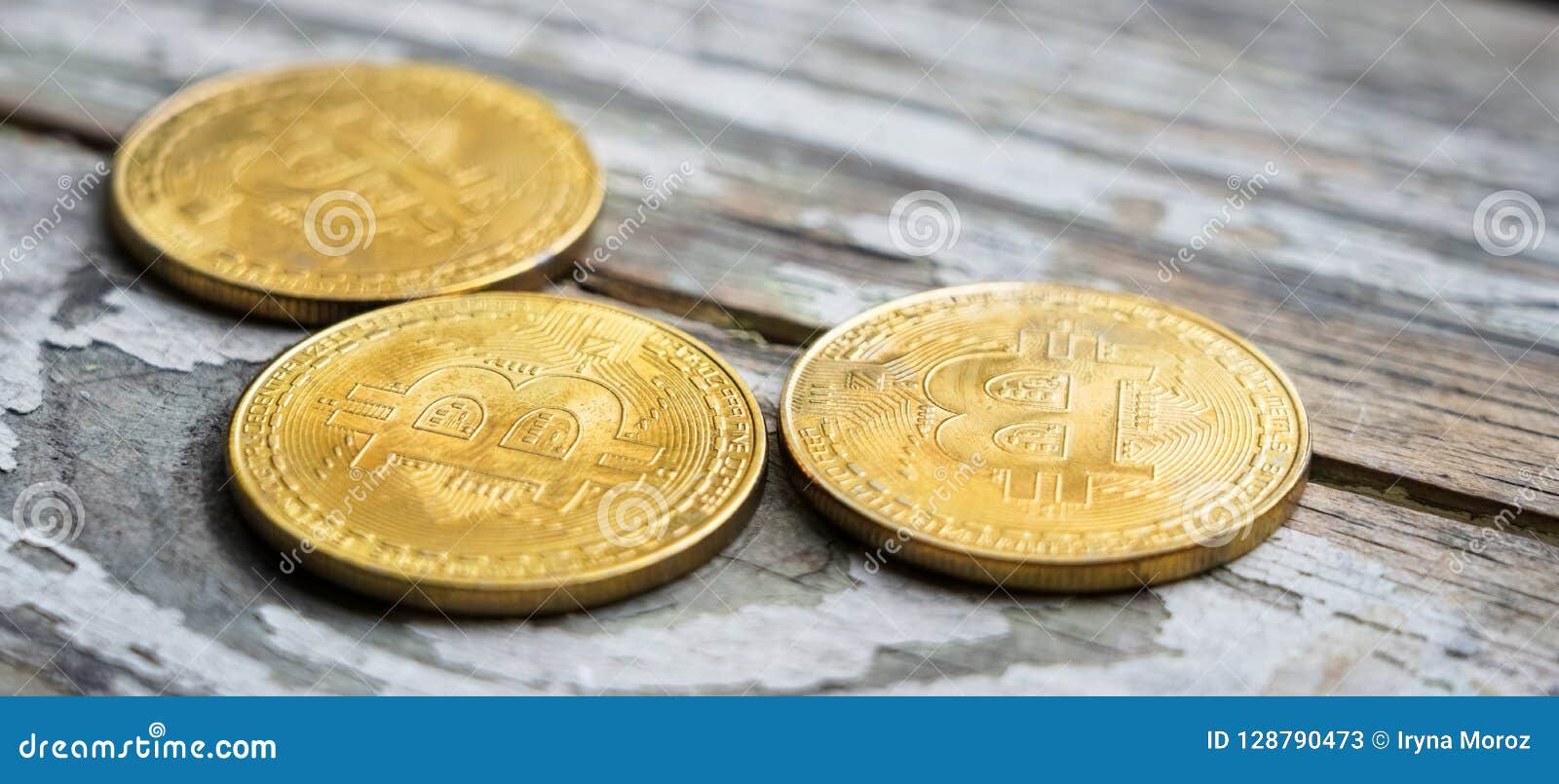 Dinheiro de Bitcoin do ouro na tabela de madeira Moeda cripto eletrônica Conceito do negócio