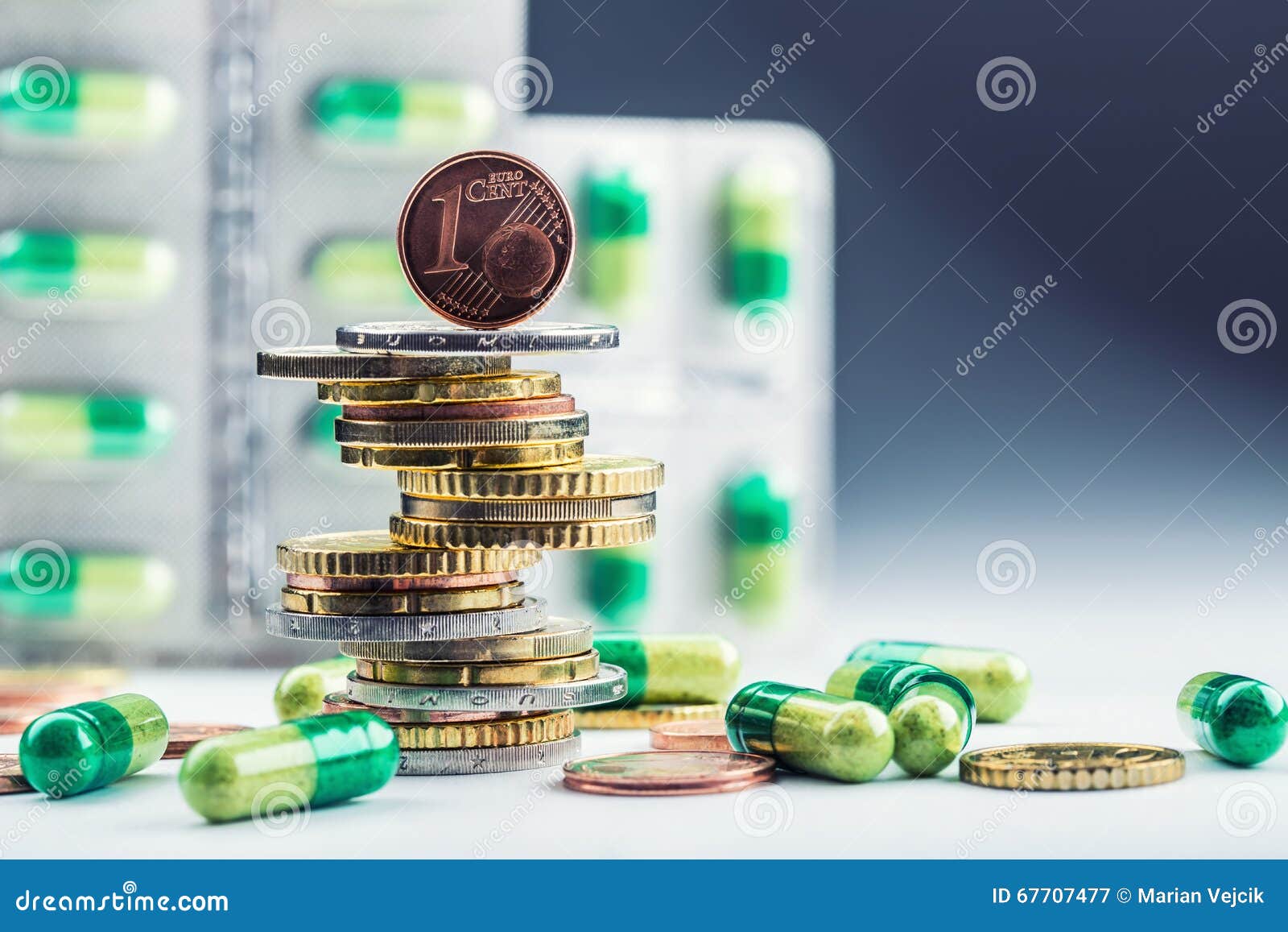 Dinheiro e medicamento do Euro Moedas e comprimidos do Euro Moedas empilhadas em se em posições diferentes e livremente em comprimidos em torno do dispersado Imagem tonificada