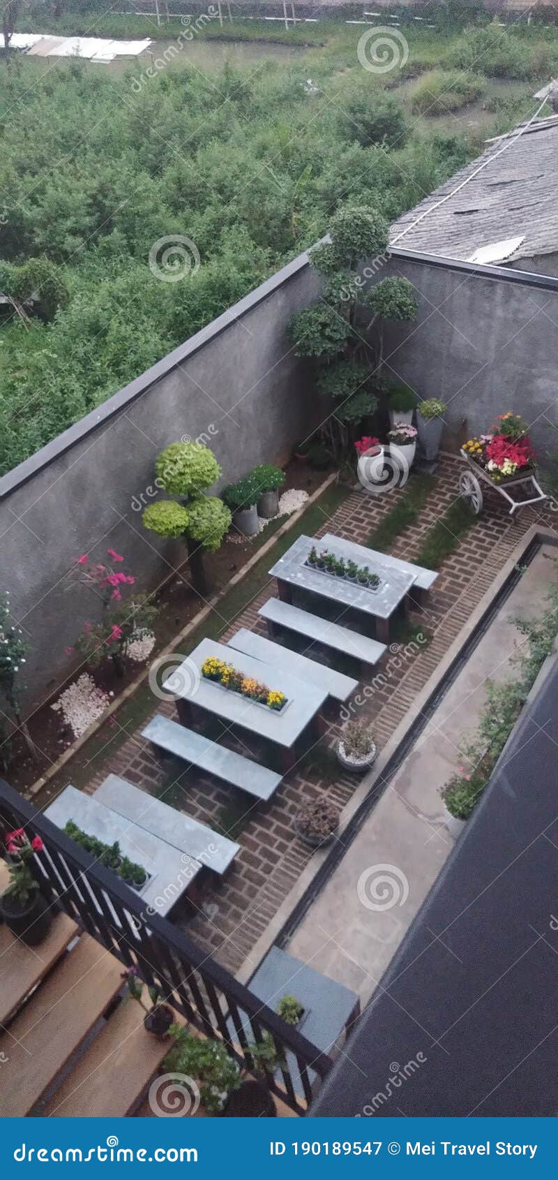 A dining room outside stock image. Image of shrub, estate 190189547