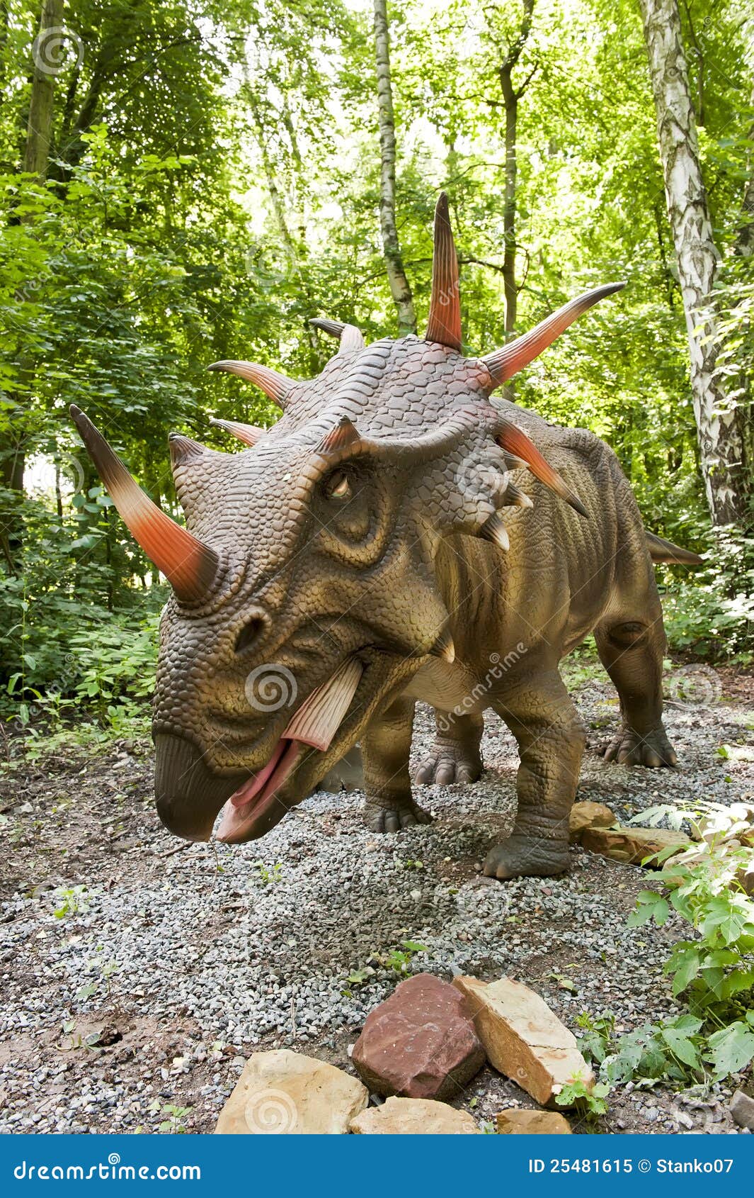 Nahaufnahme des Dinosauriers im Wald.