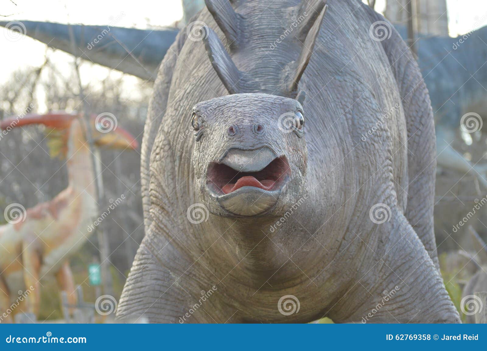 Esto una imagen de un dinosaurio que vi en Niagara Falls, Ontario, Canadá Aunque estas criaturas son no más vivas o reales, pensé que eso el rotura de algunas fotos de dinosaurios sería grande