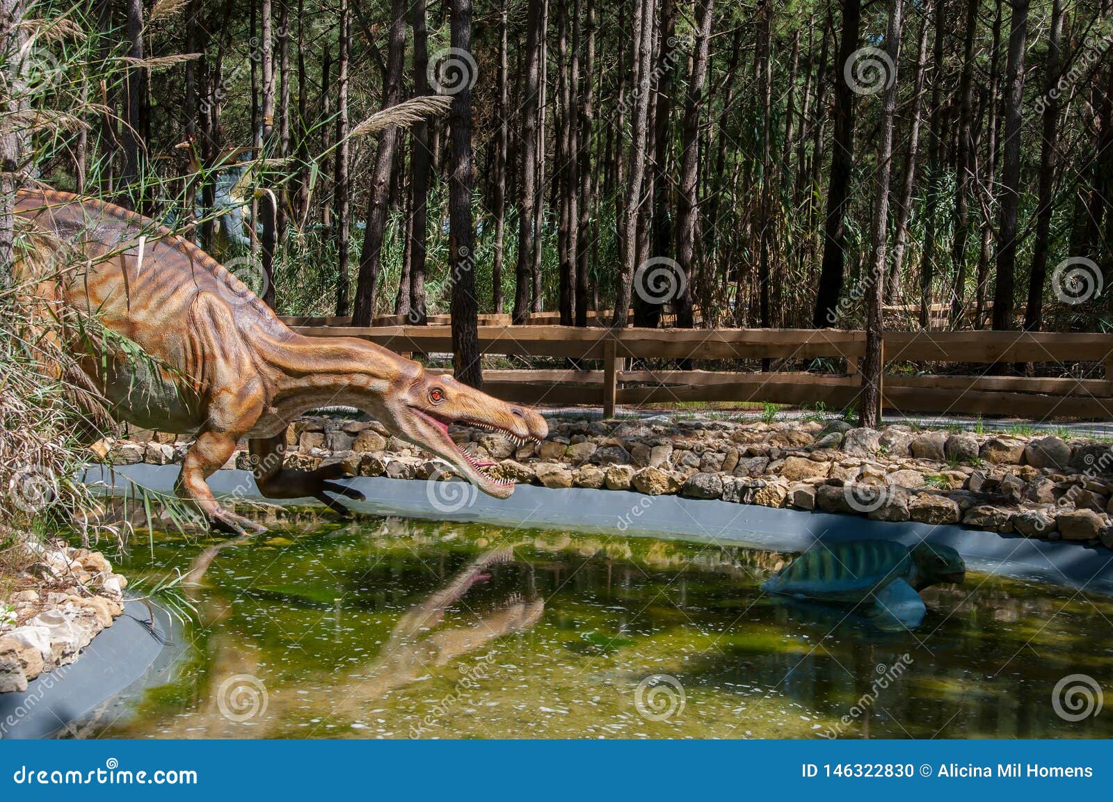 Dinosaurio En Dino Park En Portugal Con Los Dinosaurios Del Mismo Tama?o  Imagen editorial - Imagen de primer, fauna: 146322830
