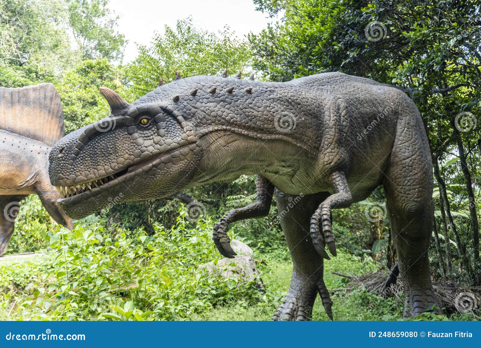 Maior parque de dinossauros em réplicas do Brasil é inaugurado em