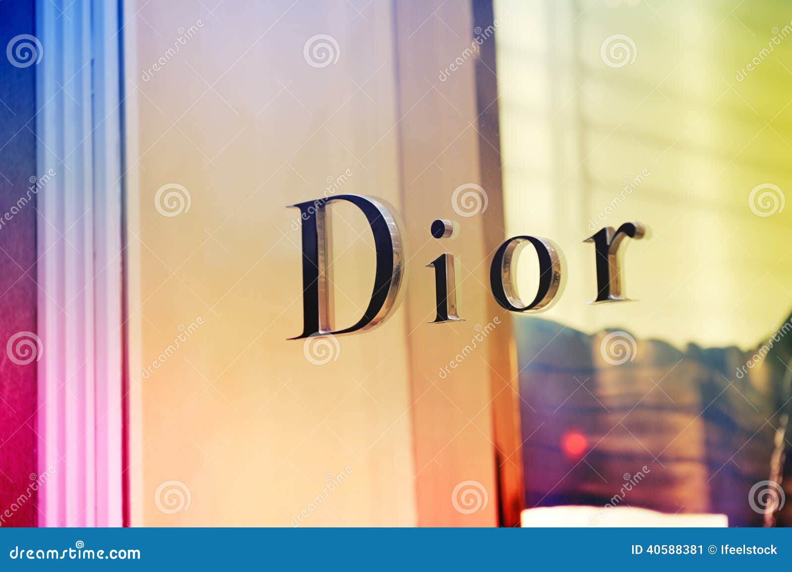 Dior mang sắc màu rực rỡ của nghệ thuật thủ công vào BST Xuân Hè  Thời  trang  Vietnam VietnamPlus