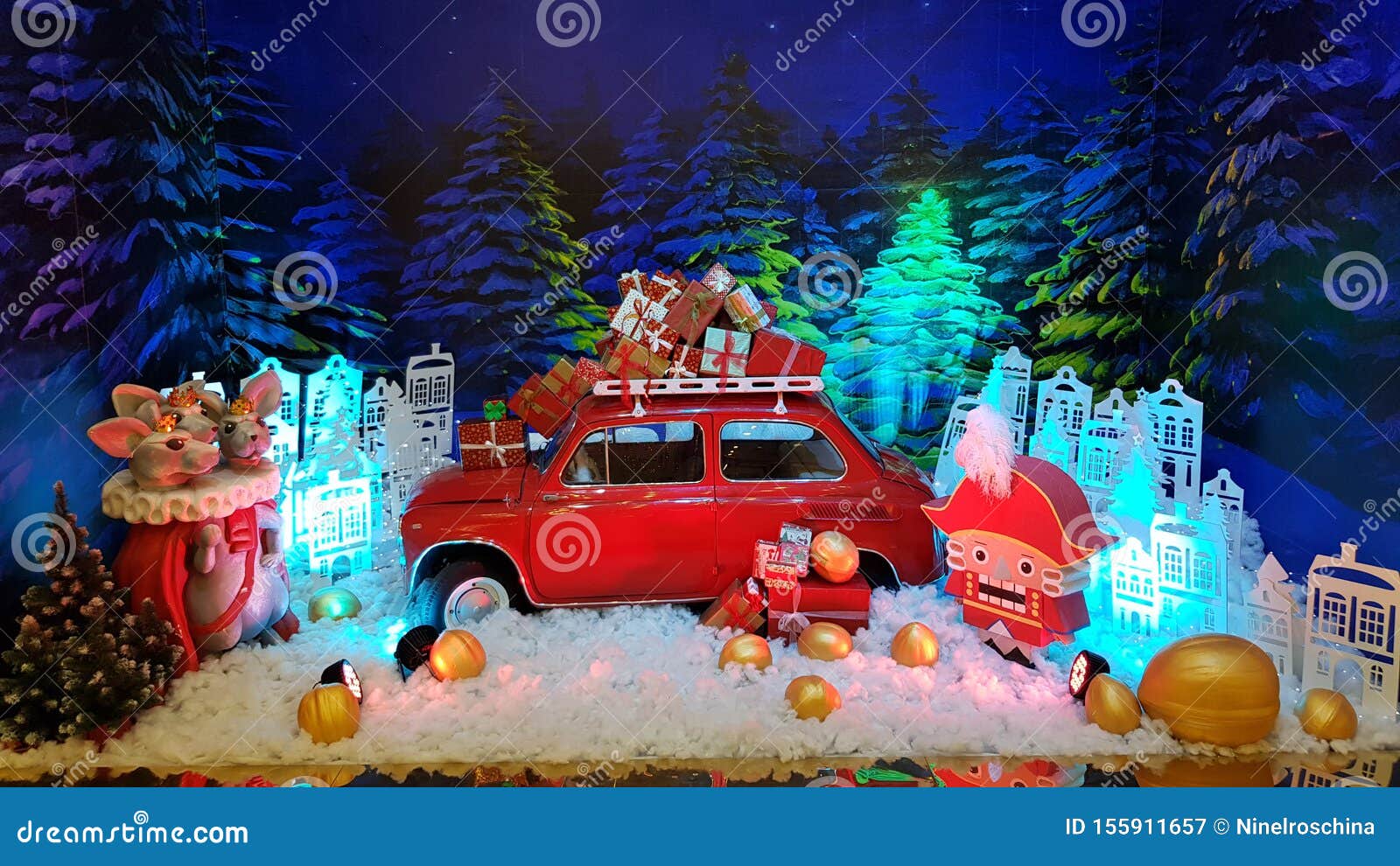 Sfondi Invernali Natalizi.Diorama Decorazioni Di Favola Natalizia Con Mini Ritorsione Auto Rossa Al Centro Storia Delle Vacanze Invernali Immagine Stock Immagine Di Decorazioni Cristallo 155911657