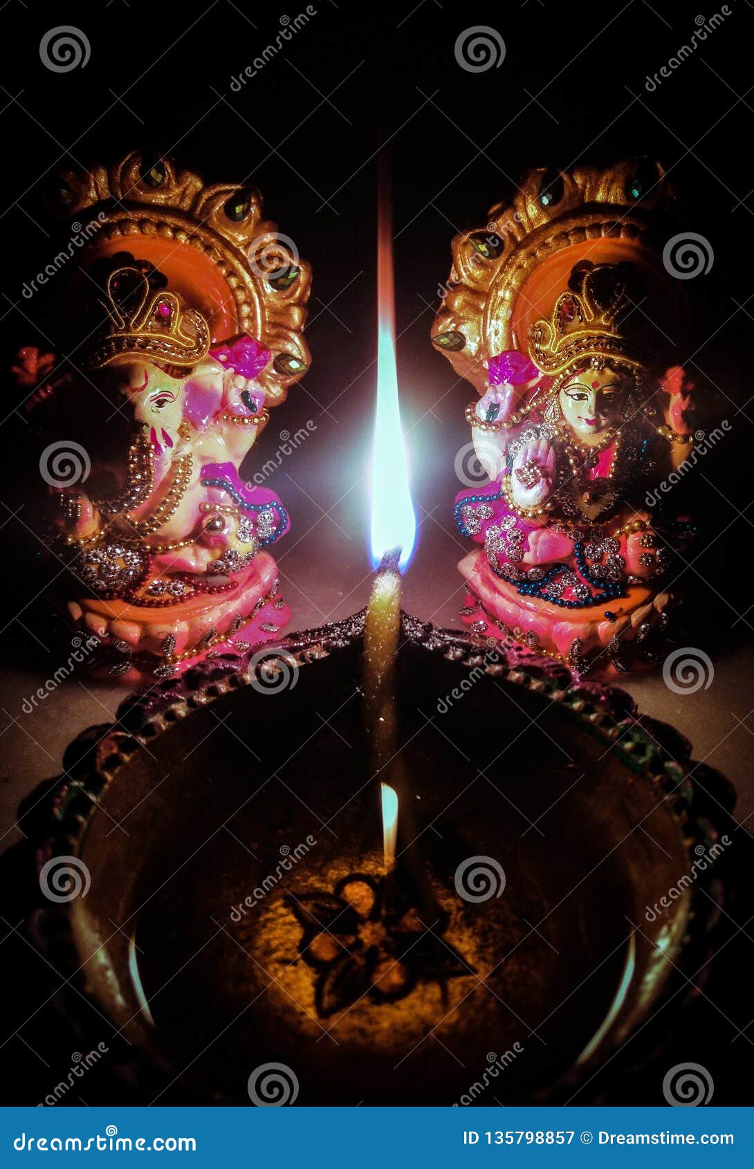 Dios Poderoso Imagen De Archivo Imagen De Lakshmi Dios 135798857 Vídeo poderoso dios hola a todos amigos , buenos días !! dreamstime