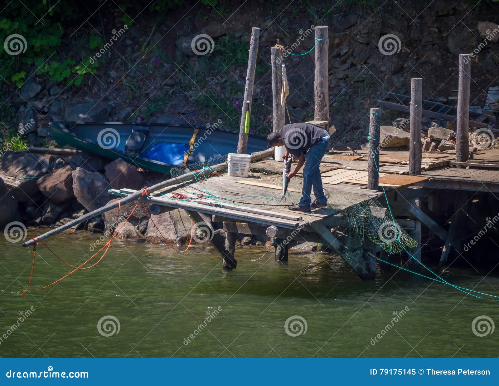 Dip Net Fishing on the Columbia River Editorial Image - Image of  generations, fishing: 79175145