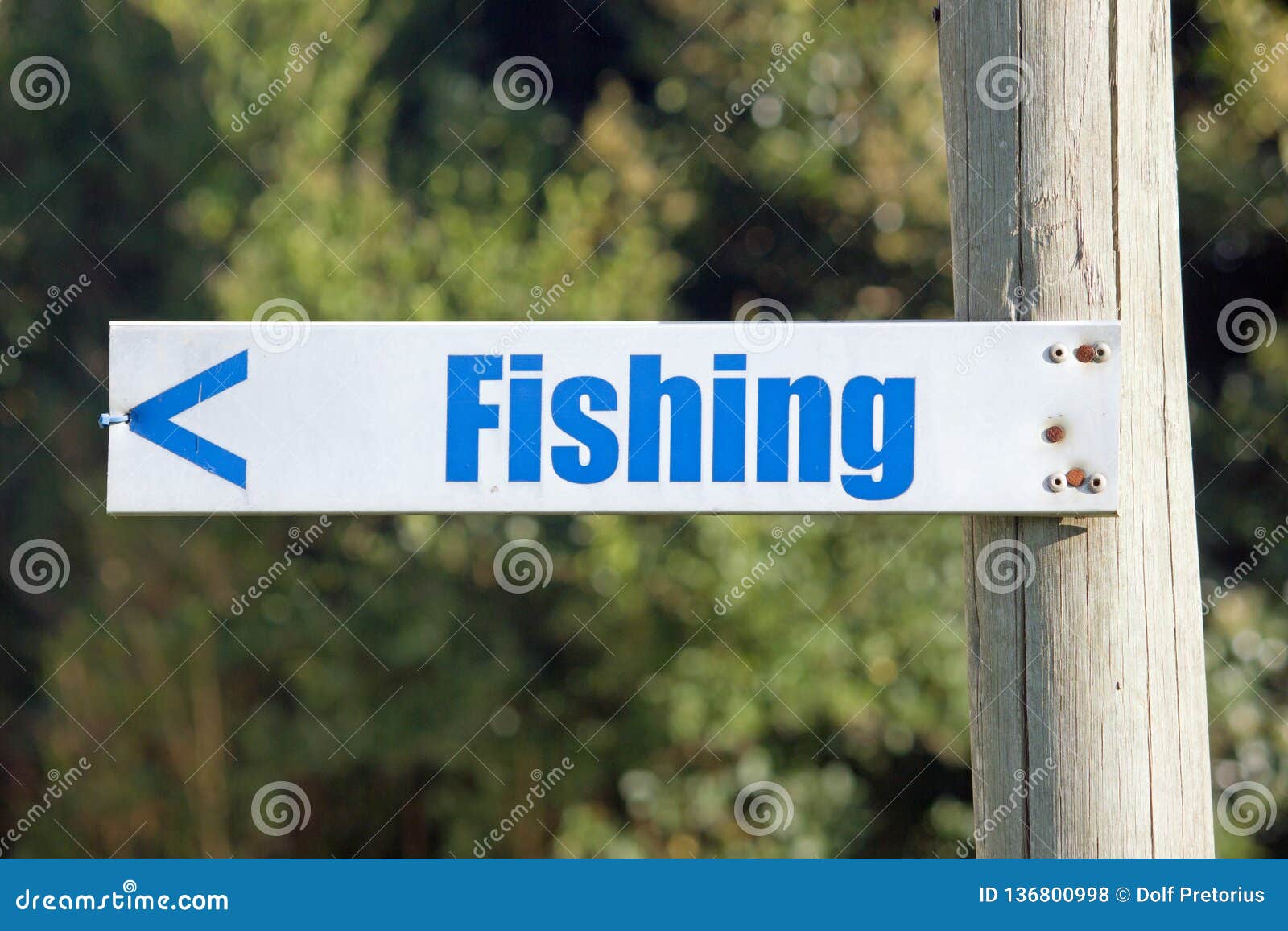https://thumbs.dreamstime.com/z/direction-to-fishing-blue-printed-word-fishing-white-plastic-information-board-nailed-to-wooden-post-giving-direction-to-dam-136800998.jpg