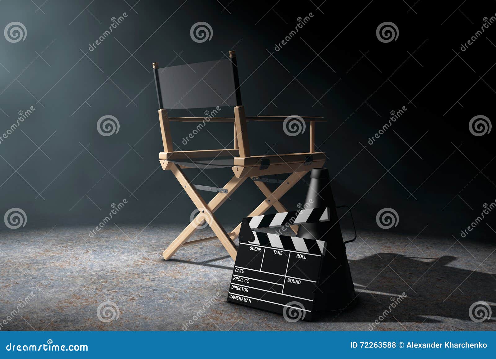 Director Chair, chapaleta de la película y megáfono en el li volumétrico. Director Chair, chapaleta de la película y megáfono en la luz volumétrica en un fondo negro representación 3d