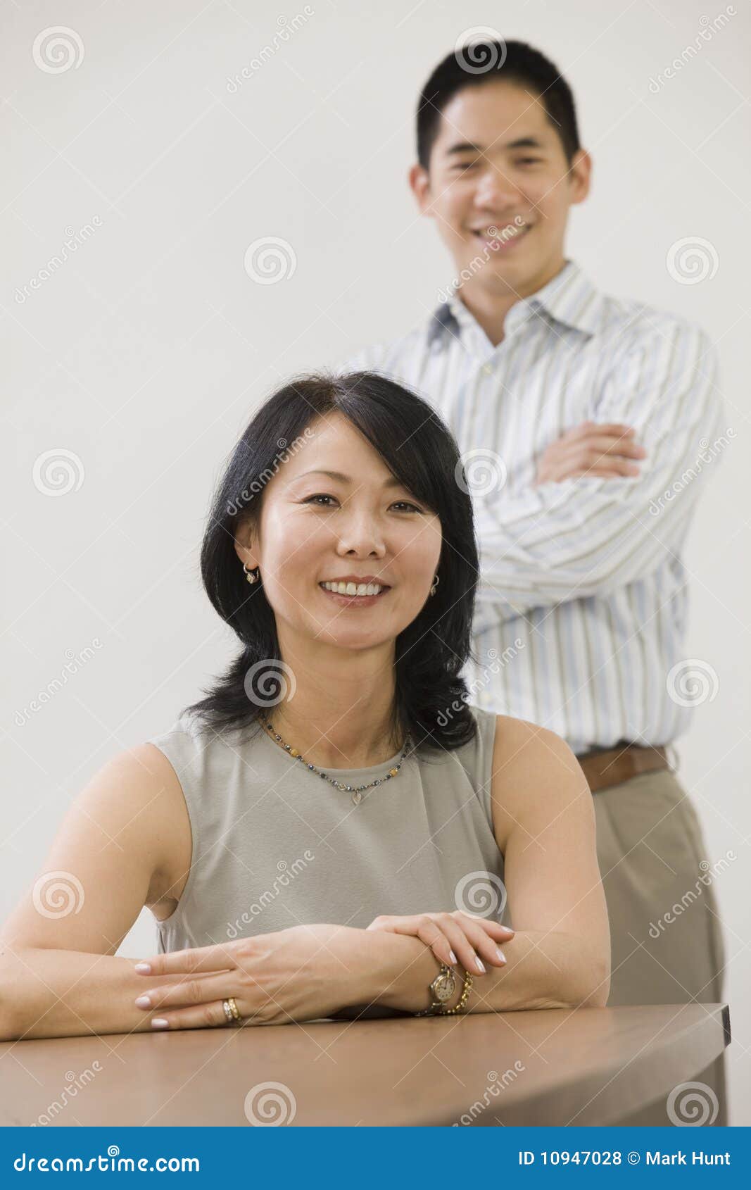 Direttore aziendale asiatico. Donna di affari coreana maggiore con il membro di squadra cinese.