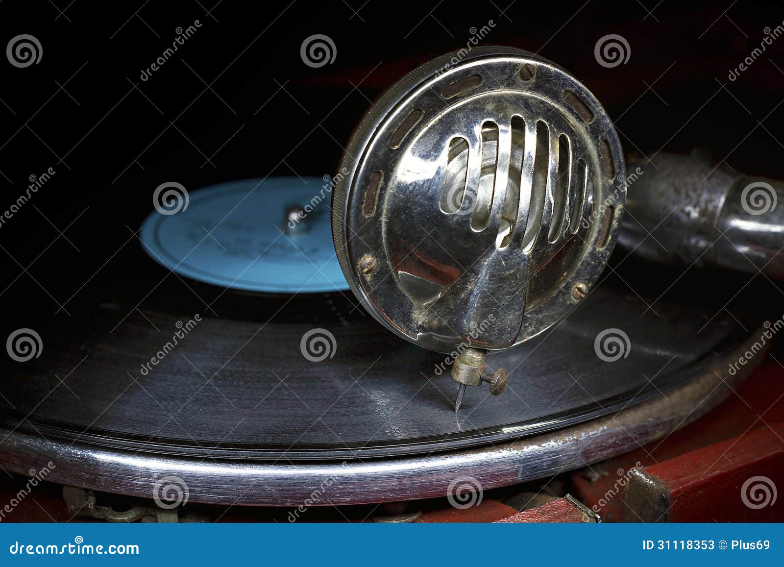 Dirija com uma agulha velha do gramofone no disco do vinil. Dirija com uma agulha velha do gramofone no close up do disco do vinil