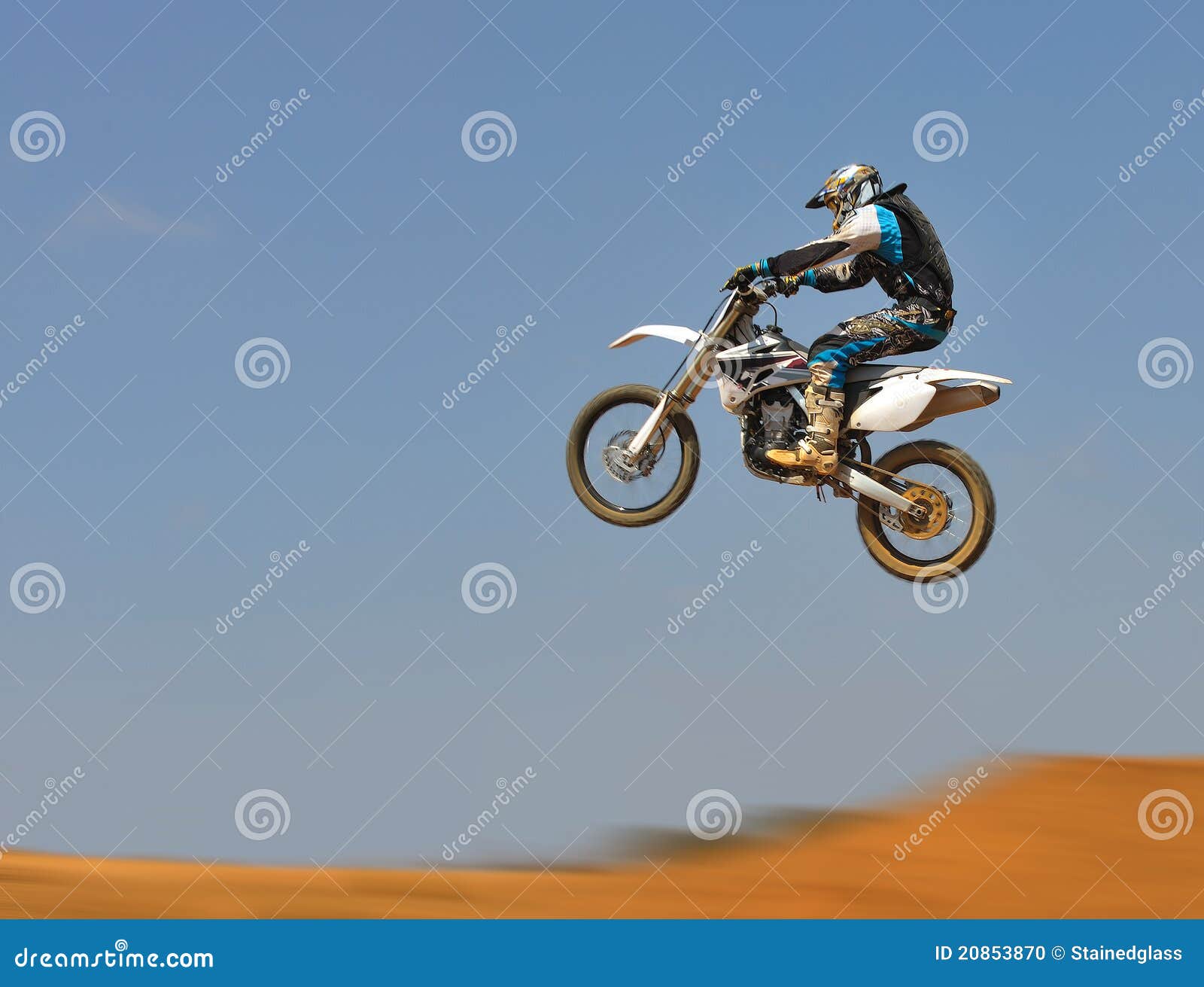 dirt bike jumping - panning
