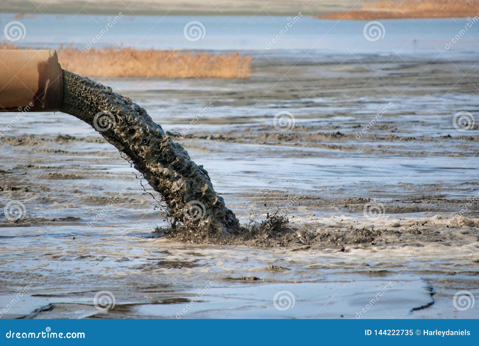 Идти в грязной воде. Грязная вода. Грязная вода из трубы. Загрязнение воды трубами. Згрезния вода.