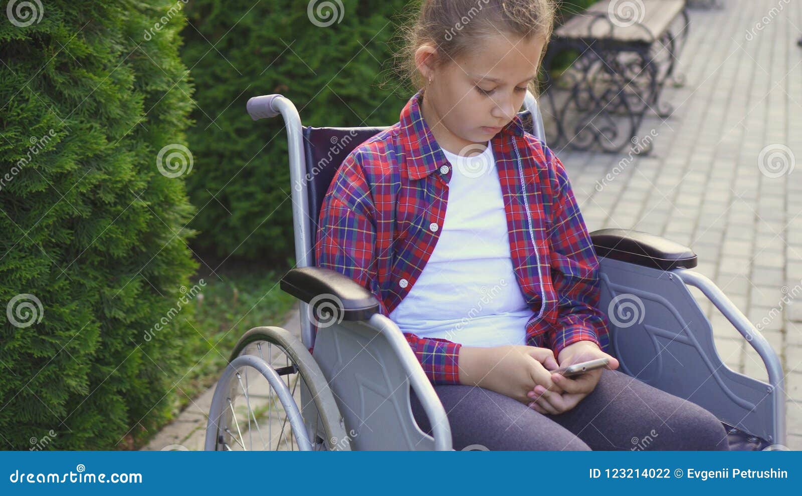Неработающий инвалид с детства. Ребенок в инвалидном кресле. Девочка инвалид. Девочка сидящая в инвалидной коляске. Подросток в инвалидном кресле.