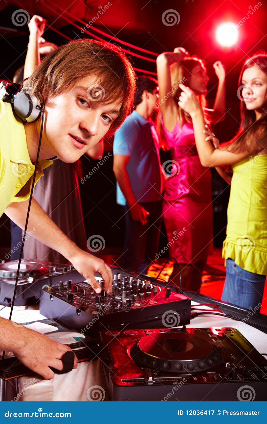 Discjockey au travail image stock. Image du lifestyle 12036417