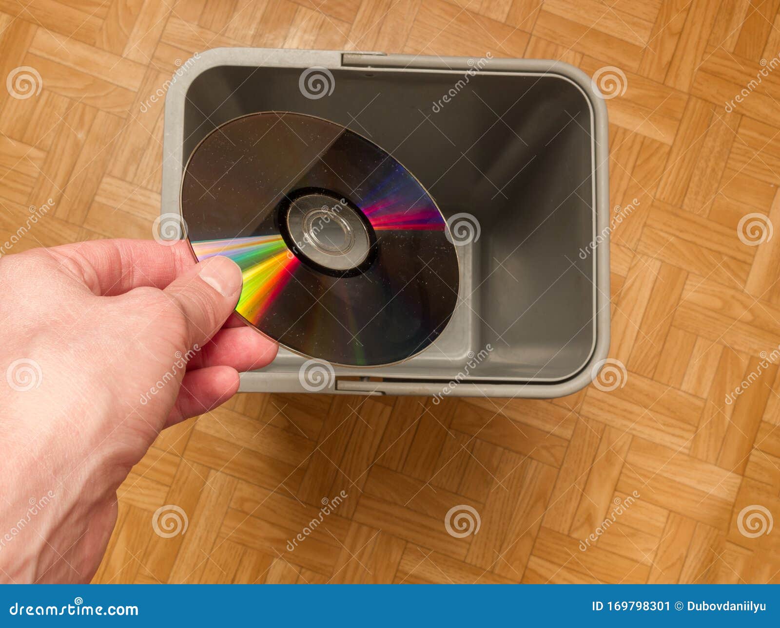 discarding a computer laser cd, the concept of obsolescence of computer components, the evolution of computer parts