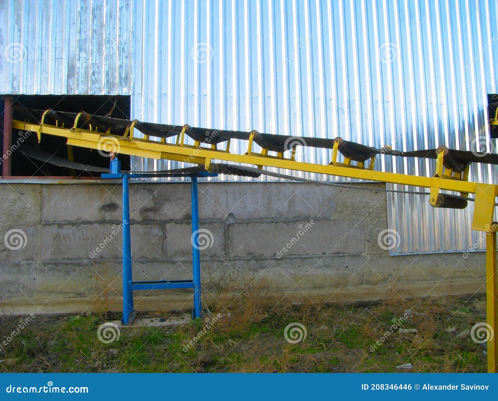 The Discharge Part of the Bulk Conveyor Belt Loads Raw Materials into