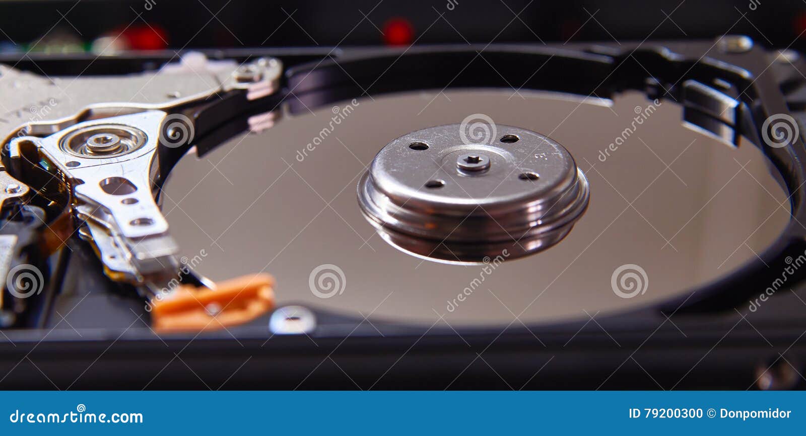 Computer Portatile Con La Carta Di Deviazione Standard E Pendrive, Il - Foto 4