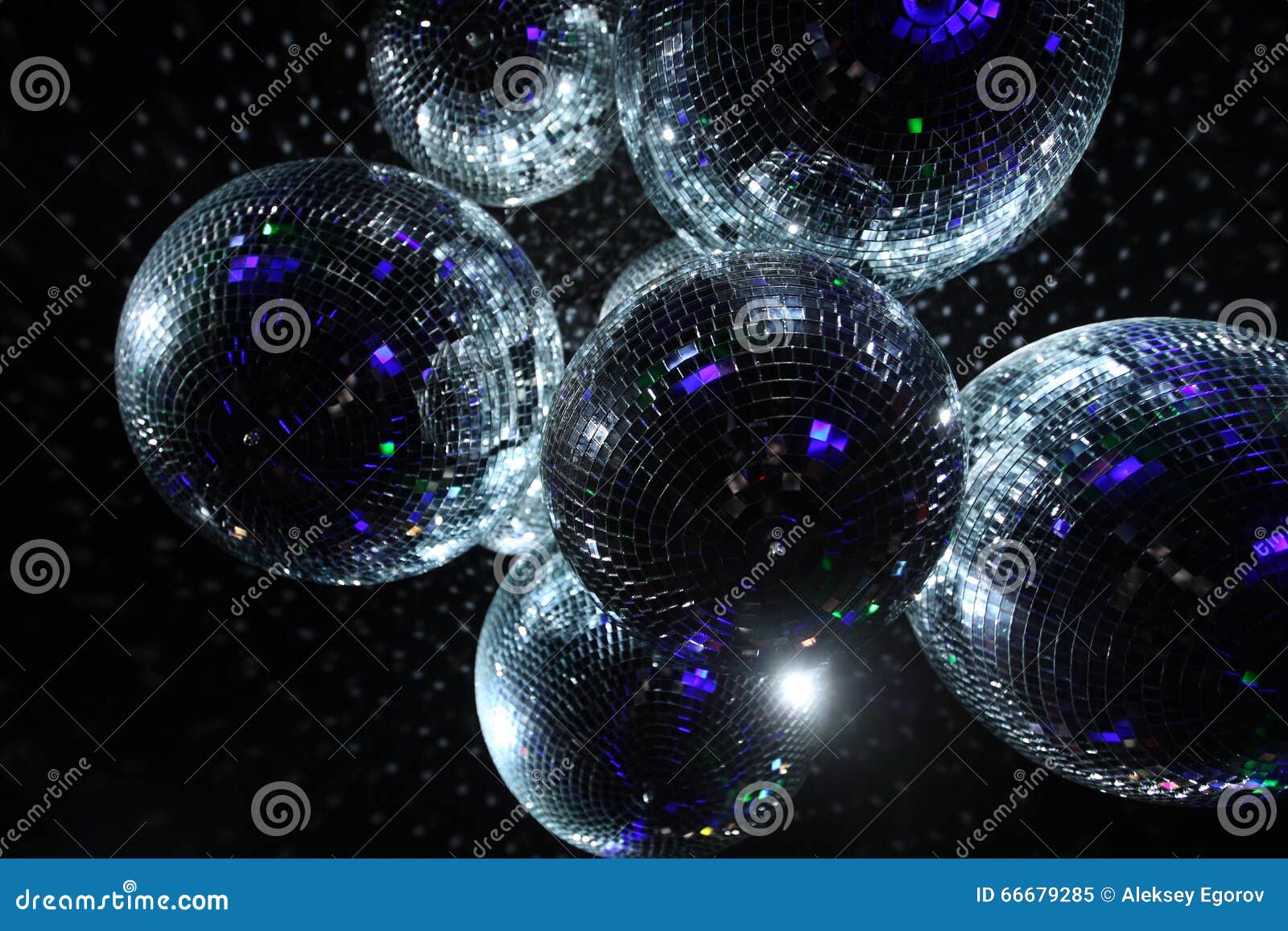 Discoballen in dark stock afbeelding. Image of vermaak 66679285