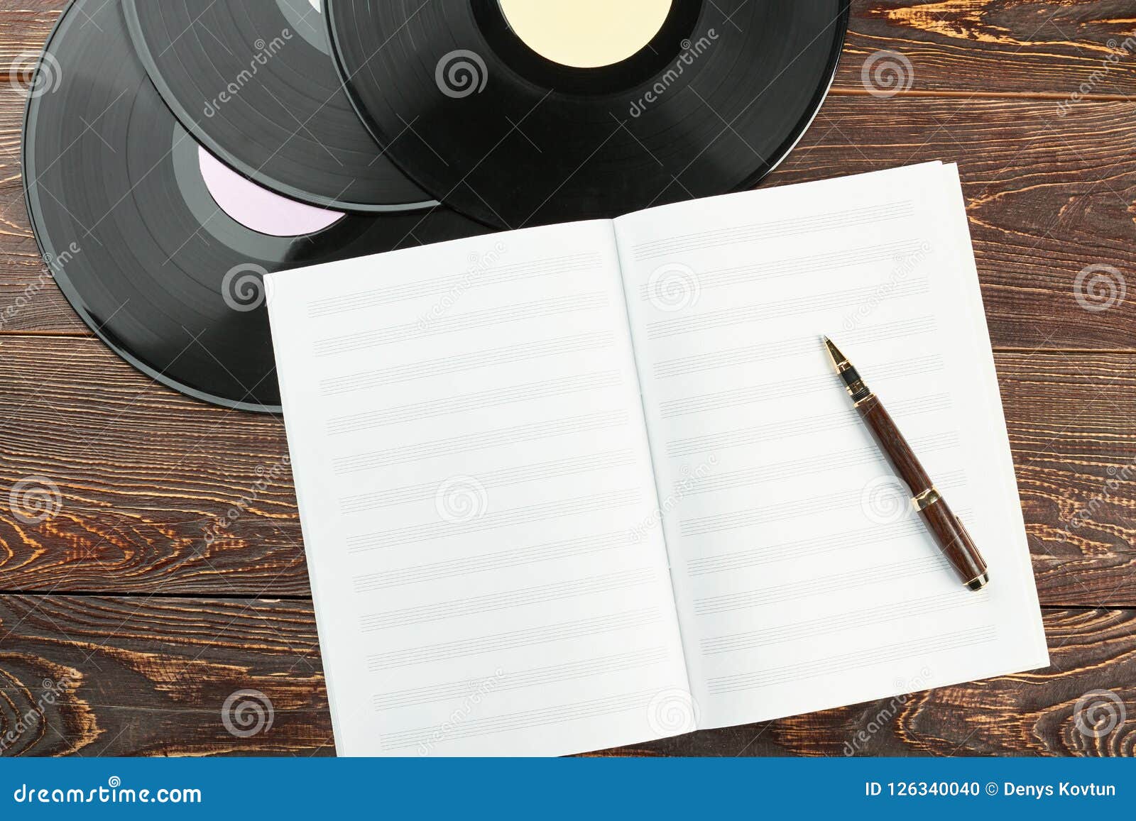 Etiqueta de discos de vinilo de música con fondo de notas de sonido