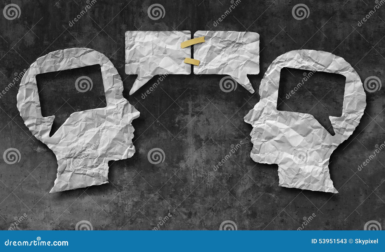 Discurso junto. Falando junto o conceito social dos meios como dois amarrotaram os pedaços de papel dados forma como uma cabeça humana com as bolhas da conversa ou os ícones da bolha do discurso gravadas como um símbolo de uma comunicação para a compreensão do negócio e o acordo de acordo