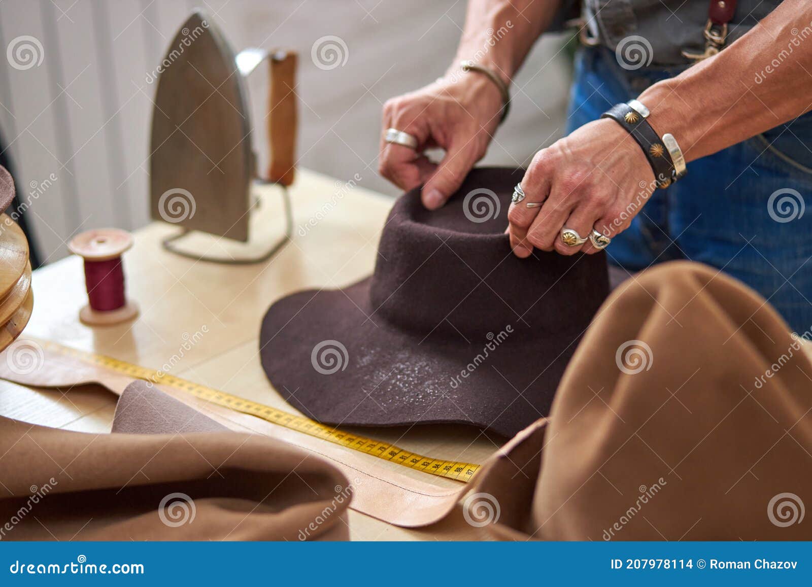 https://thumbs.dreamstime.com/z/dise%C3%B1ador-atelier-trabajador-sombrero-de-coser-en-taller-hombre-trabajo-productivo-sobre-nueva-colecci%C3%B3n-studiofashion-y-vogue-207978114.jpg