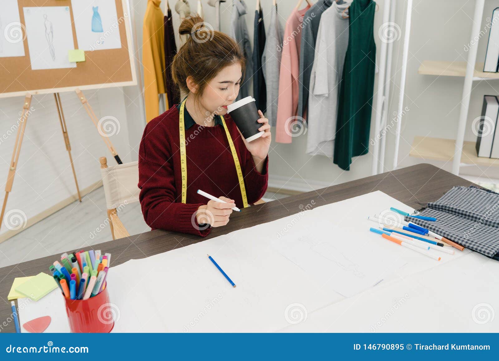 Diseñadora Profesional Y Hermosa De Moda Asiática Trabajando Con Bocetos De  Tela Y Diseño De Ropa De Dibujo En El Estudio Imagen de archivo - Imagen de  feliz, atractivo: 146790895