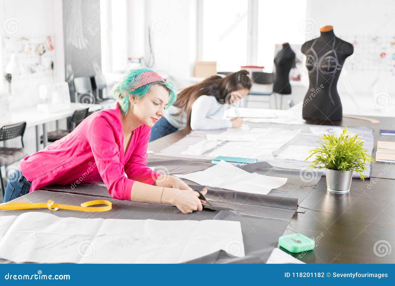 Diseñadores De Moda Modernos Que Cosen La Ropa Foto de archivo - Imagen de moderno, gente: 118201182 Diseñadores De Moda Modernos Que Cosen La Ropa Foto de archivo - Imagen de moderno, gente: 118201182