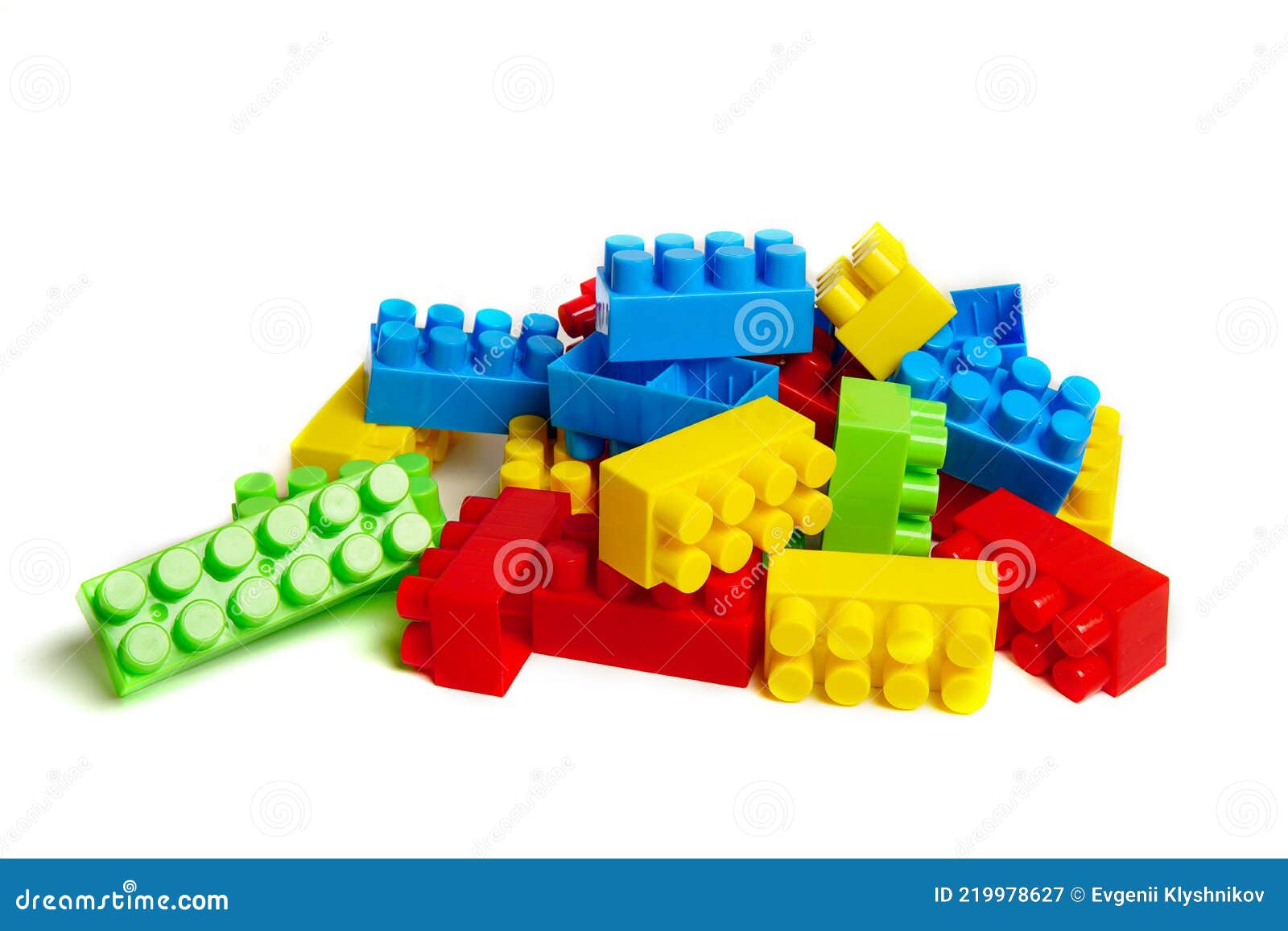 Diseño De Plástico Bloques De Construcción Sobre Un Colorido Kit De Construcción Para Niños Imagen de archivo - Imagen de creativo, espacio: 219978627