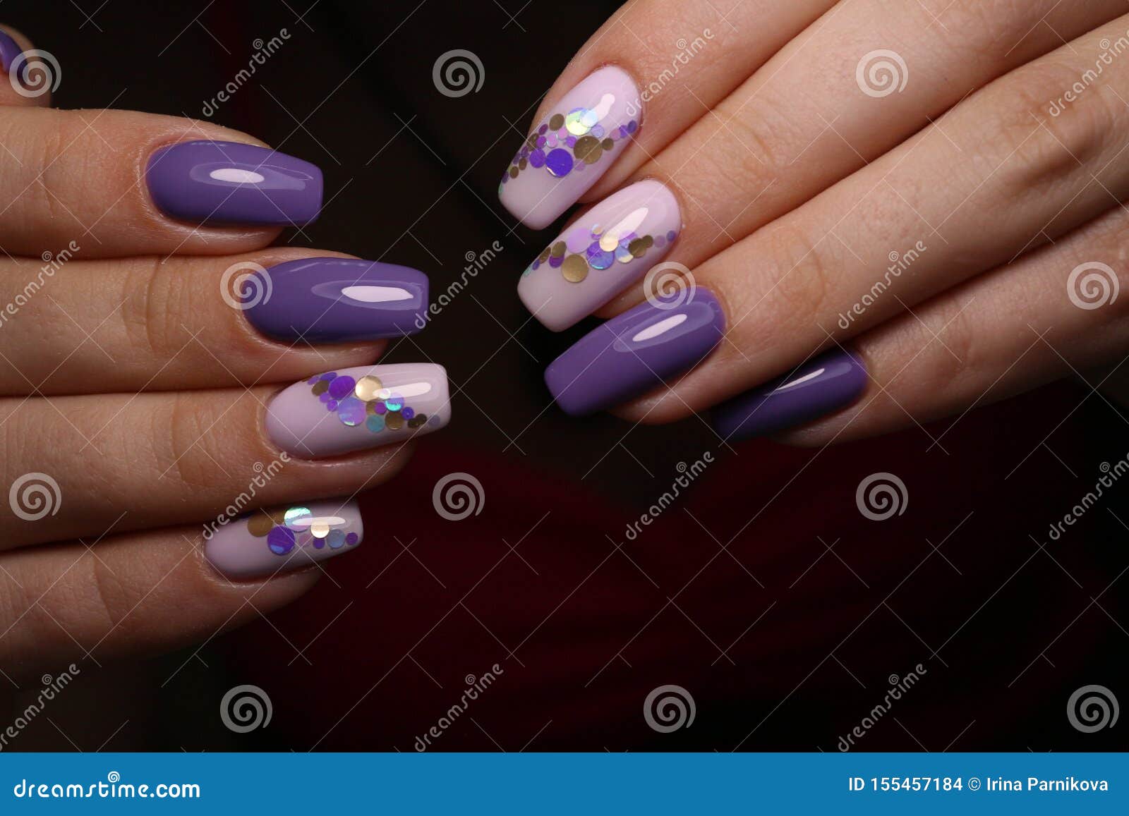 Diseño Elegante De Manicura En Hermosas Uñas Foto de archivo - Imagen de  mujeres, creativo: 155457184