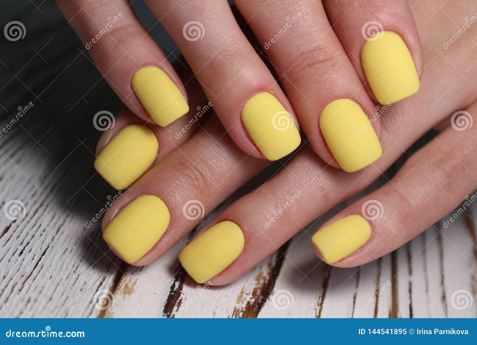 Diseño En Manicura Amarilla Imagen de archivo - Imagen de sano, primer:  144541895
