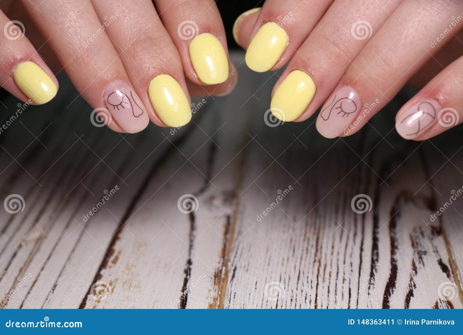 Diseño En Manicura Amarilla Imagen de archivo - Imagen de manera, muchacha:  148363411