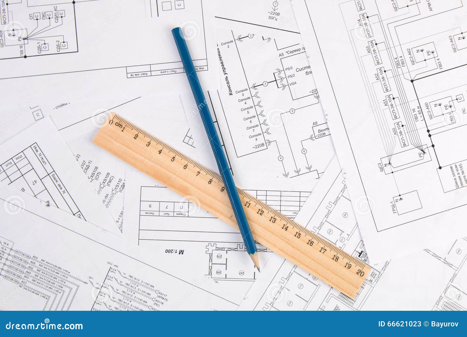 Чертеж с карандашом и линейкой. Чертежный карандаш. Карандаш и линейки для черчения. Линейка для технического чертежа