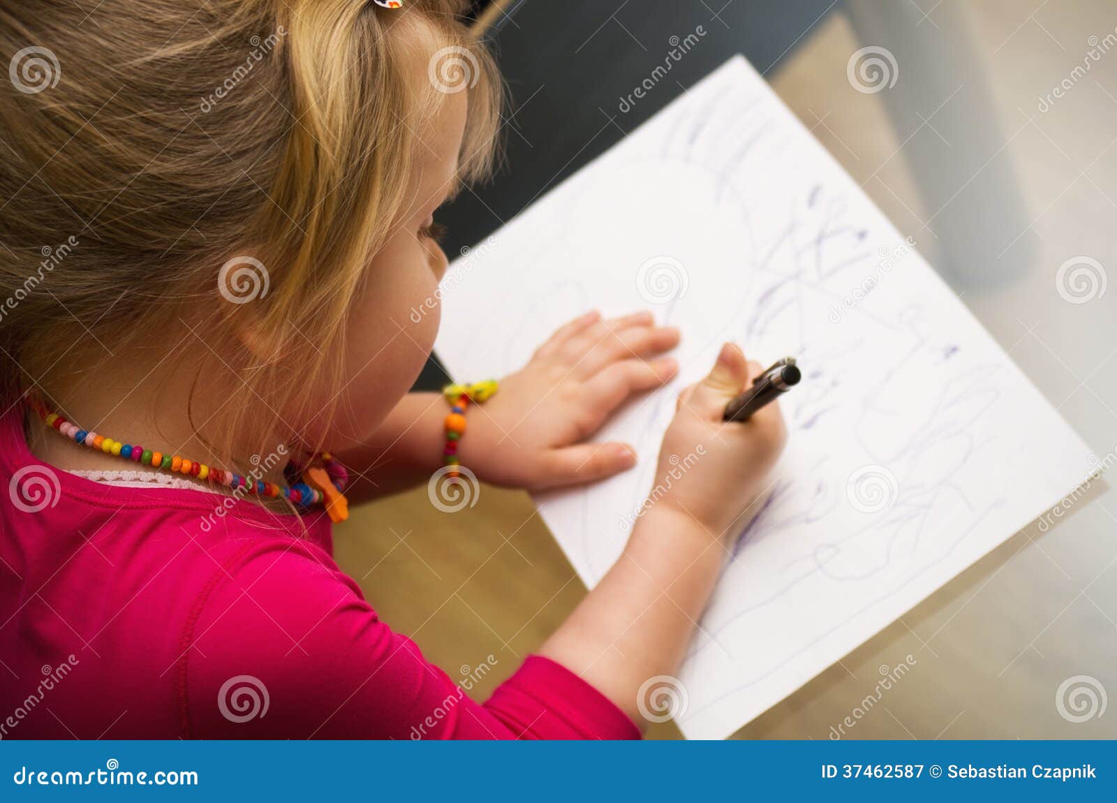 Disegno Della Bambina Con La Penna Immagine Stock - Immagine di ritratto,  infantile: 37462587