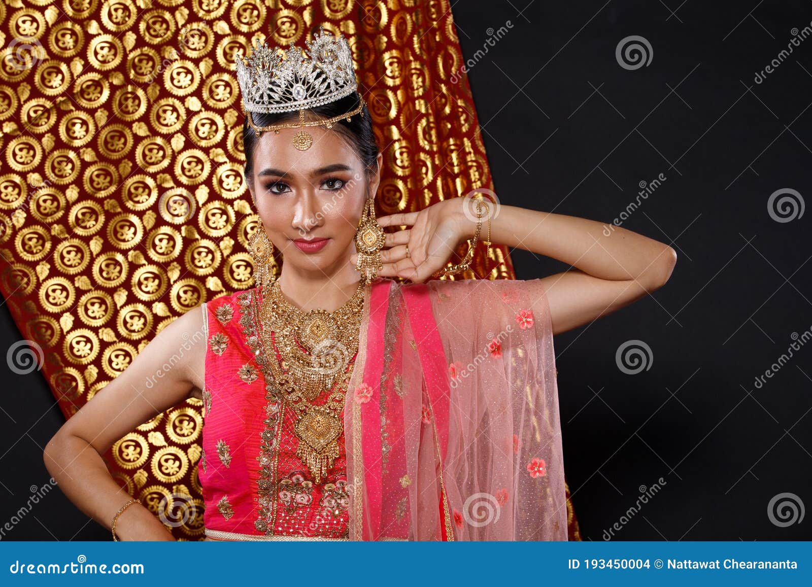 Disfraces Tradicionales De India Vestido De Novia Con Hermoso Retrato De Mujer Foto de archivo - Imagen de competencia, corona: 193450004 Disfraces Tradicionales De India Vestido De Novia Con Hermoso Retrato De Mujer Foto de archivo - Imagen de competencia, corona: 193450004
