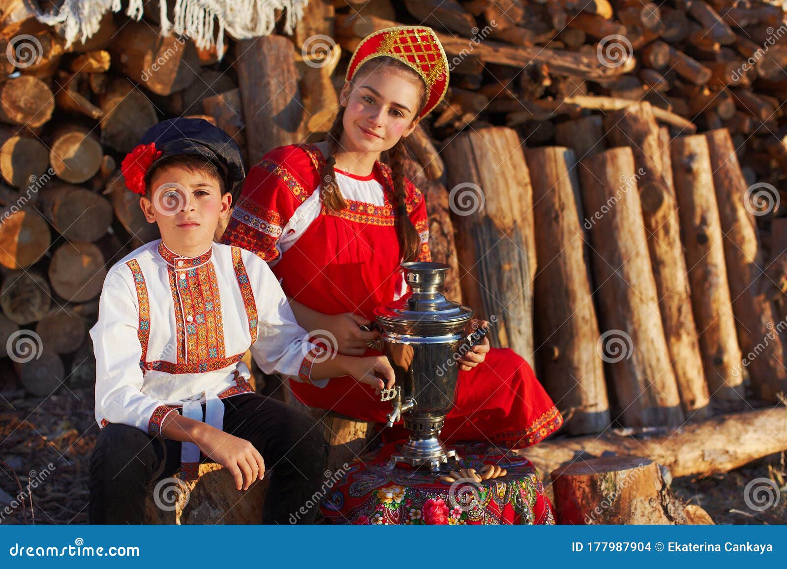 Disfraz Tradicional De Folk Con Niños La Ceremonia Del Té Foto de - Imagen eslavo, historia: 177987904