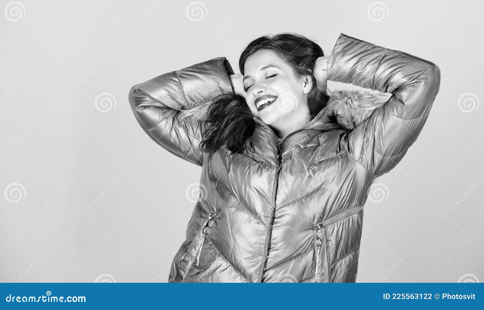 Disfrutando De Su Traje. Linda Chica Usa Ropa De Moda Para El Clima Frío.  Tener Estilo Este Invierno. Mujer Emocional En Chaqueta Foto de archivo -  Imagen de disfrutar, ropas: 225563122