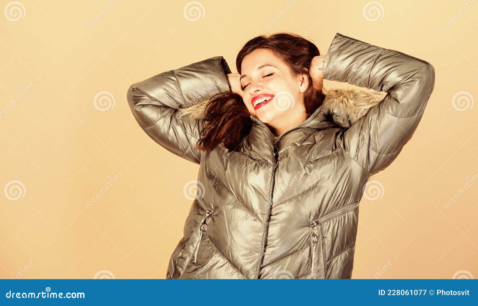 https://thumbs.dreamstime.com/z/disfrutando-de-su-traje-linda-chica-usa-ropa-moda-para-el-clima-fr%C3%ADo-tener-estilo-este-invierno-mujer-emocional-en-chaqueta-228061077.jpg