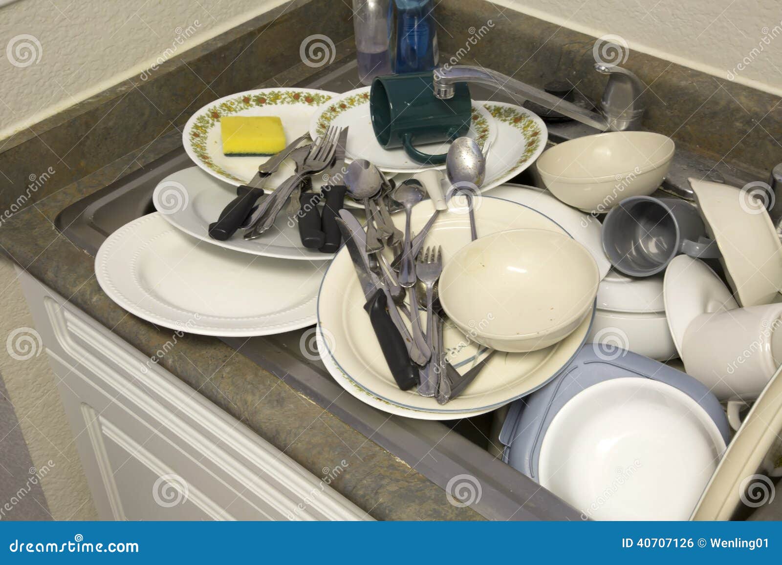 Dishware sale dans l'évier photo stock. Image du matériel 40707126